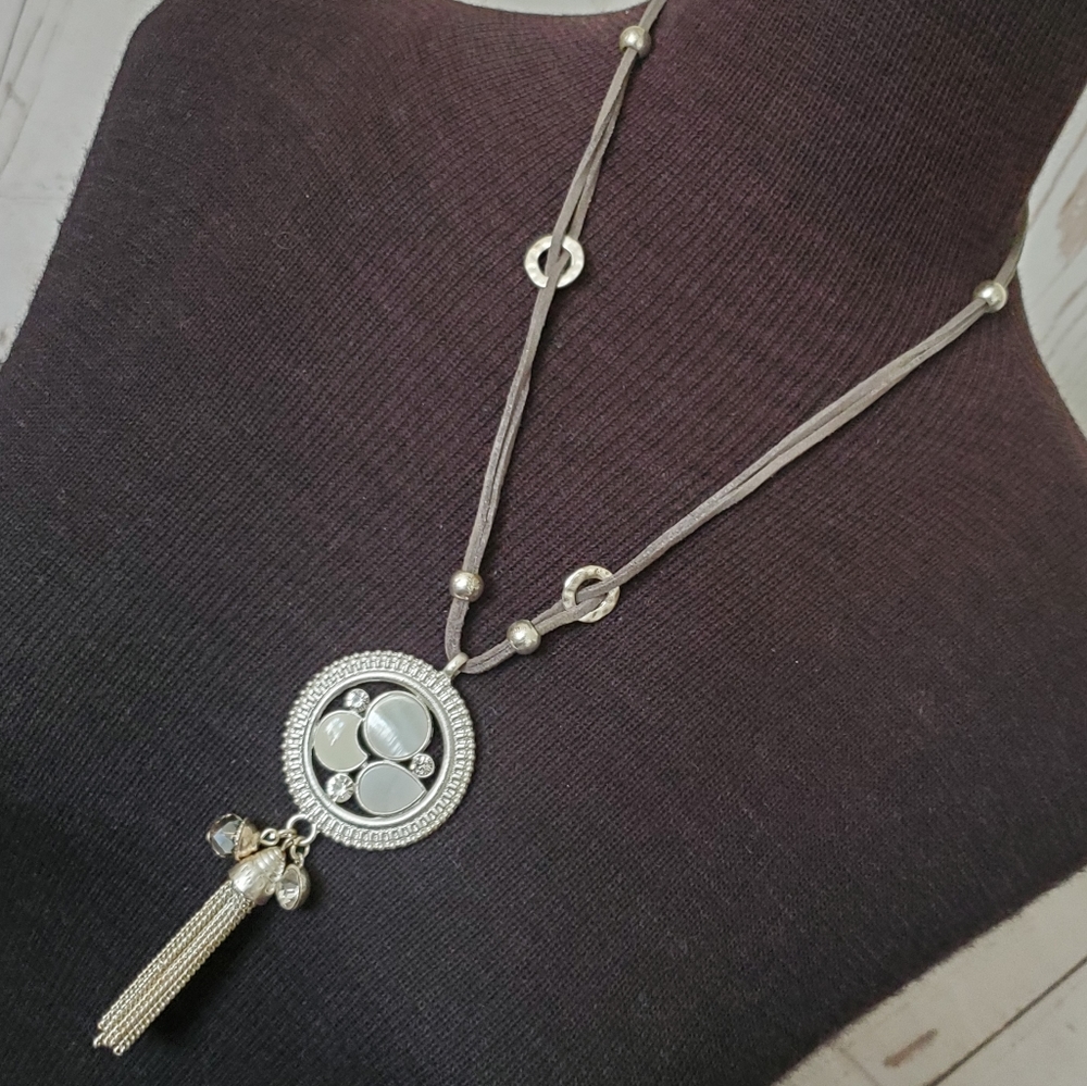 Silvertone, mother of pearl tassle gray necklace - Picture 2 of 11
